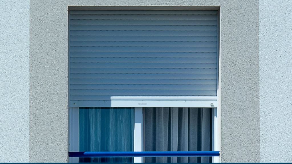 ¿Vives en una planta baja? Descubre por qué las persianas autoblocantes son tu mejor aliado en seguridad 2 persianas autoblocantes